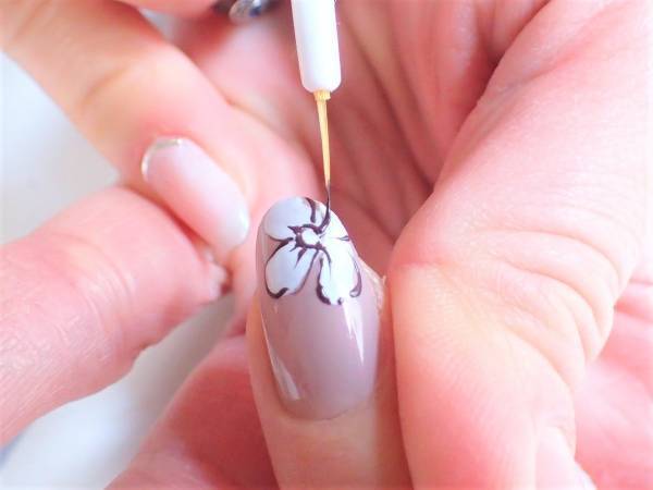 色香漂う大人のフラワーネイルの簡単なやり方【マニキュアでセルフネイル】