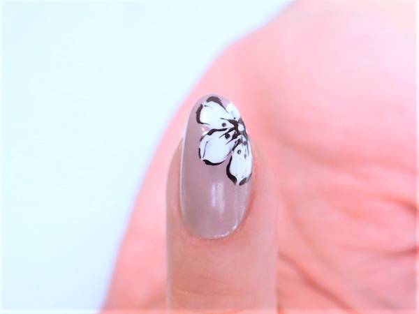 色香漂う大人のフラワーネイルの簡単なやり方【マニキュアでセルフネイル】