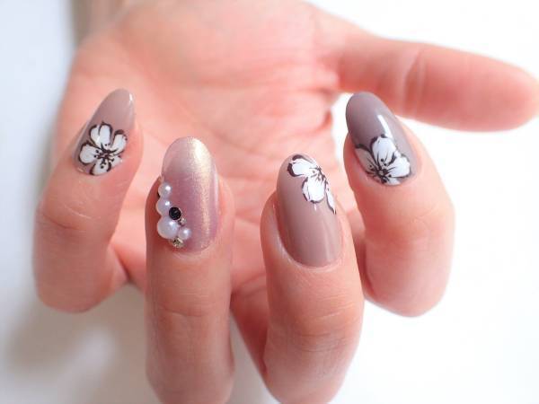 色香漂う大人のフラワーネイルの簡単なやり方【マニキュアでセルフネイル】