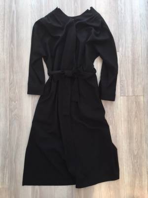 冬から春へ、「前ボタンロングワンピース」が１枚あれば乗り切れる