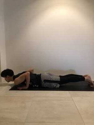 バストアップと腰痛改善が期待できる「コブラのポーズ」