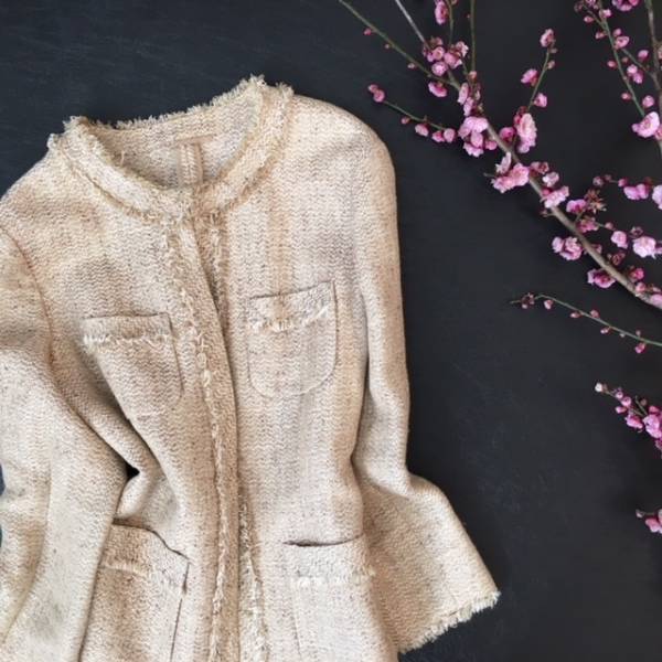 着るだけで背筋が伸びる。ツイードジャケットが１枚あるといい