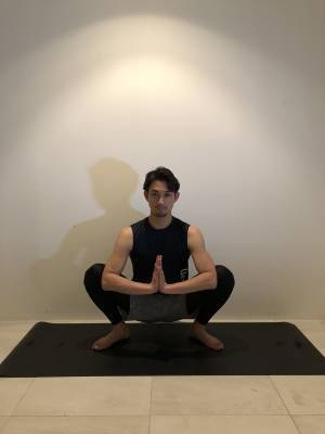 お腹周りの引き締めにも◎　歪んだ骨盤を安定させる「花輪のポーズ」【＃３分MASAYOGA 第11回】