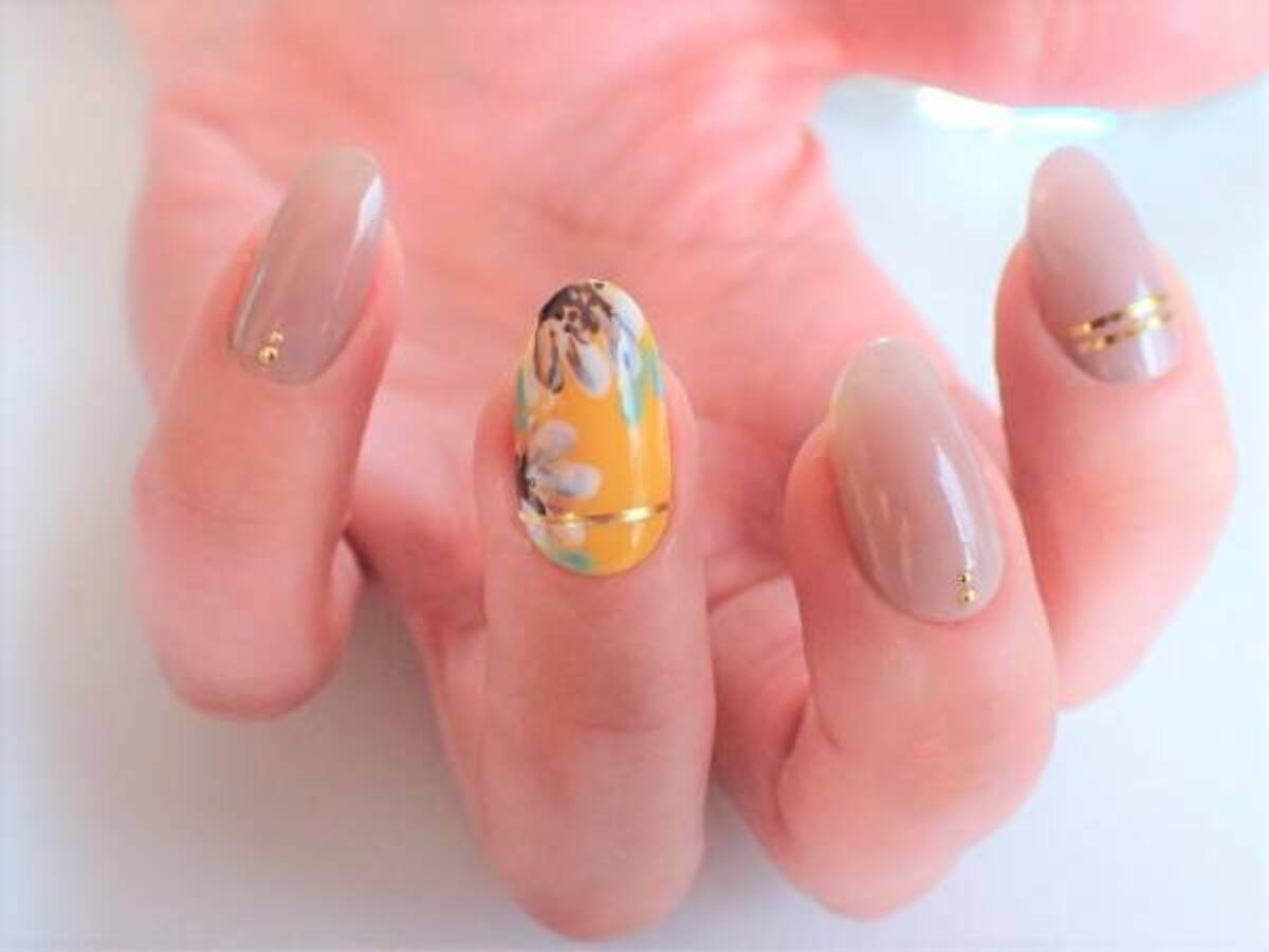 イエロー２度塗りがコツ 爽やかフラワーネイル マニキュアでセルフネイル ウーマンエキサイト 1 3