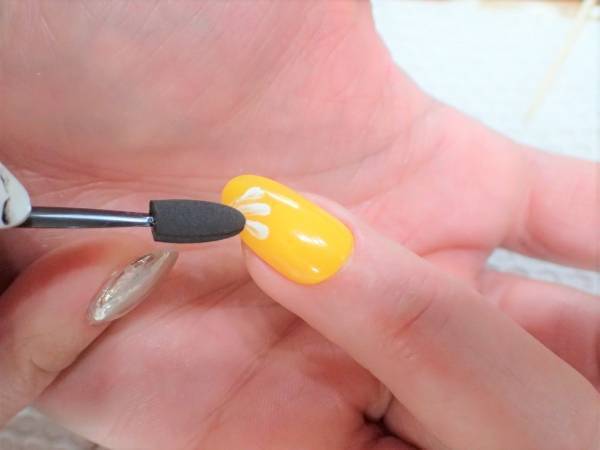 イエロー２度塗りがコツ！　爽やかフラワーネイル【マニキュアでセルフネイル】