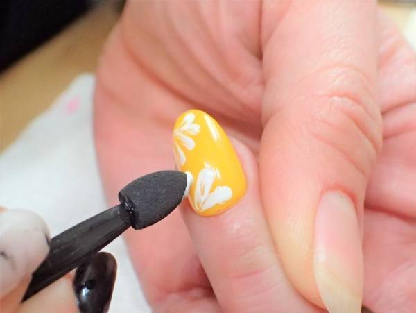 イエロー２度塗りがコツ！　爽やかフラワーネイル【マニキュアでセルフネイル】