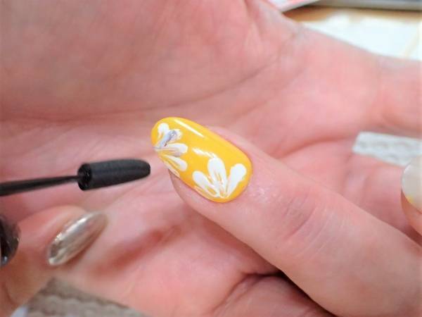 イエロー２度塗りがコツ！　爽やかフラワーネイル【マニキュアでセルフネイル】