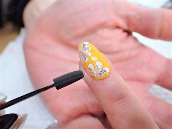 イエロー２度塗りがコツ！　爽やかフラワーネイル【マニキュアでセルフネイル】