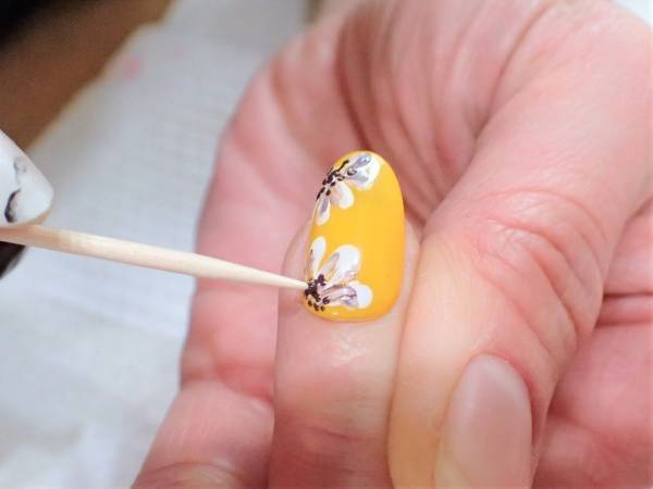 イエロー２度塗りがコツ！　爽やかフラワーネイル【マニキュアでセルフネイル】