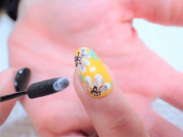 イエロー２度塗りがコツ！　爽やかフラワーネイル【マニキュアでセルフネイル】