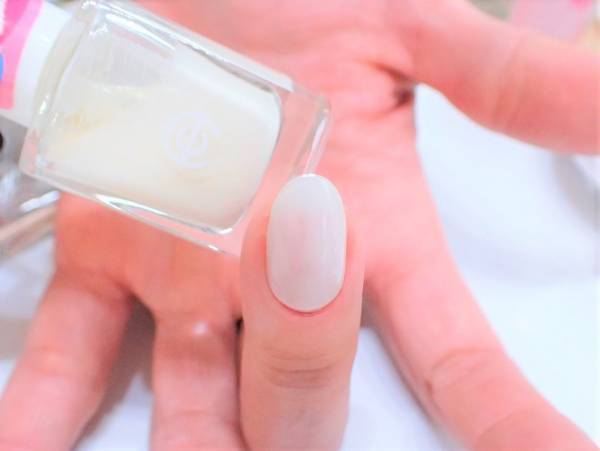 目を引くデザイン！　ブルー×オレンジの爽やか春夏ネイル【マニキュアでセルフネイル】