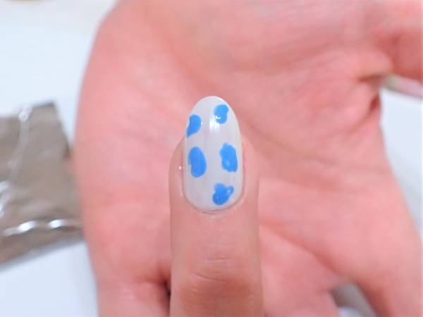 目を引くデザイン！　ブルー×オレンジの爽やか春夏ネイル【マニキュアでセルフネイル】