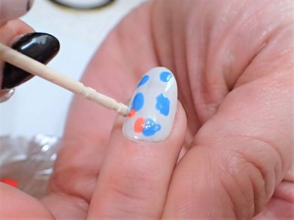 目を引くデザイン！　ブルー×オレンジの爽やか春夏ネイル【マニキュアでセルフネイル】