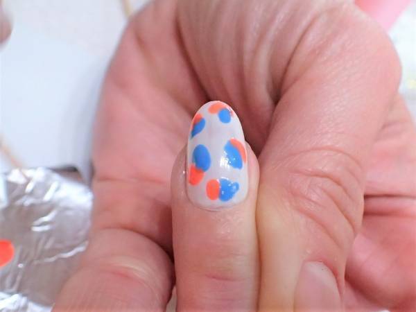 目を引くデザイン！　ブルー×オレンジの爽やか春夏ネイル【マニキュアでセルフネイル】