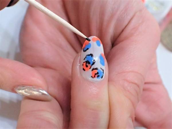 目を引くデザイン！　ブルー×オレンジの爽やか春夏ネイル【マニキュアでセルフネイル】