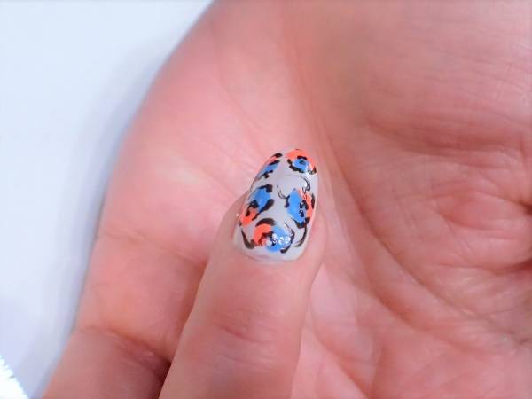 目を引くデザイン！　ブルー×オレンジの爽やか春夏ネイル【マニキュアでセルフネイル】