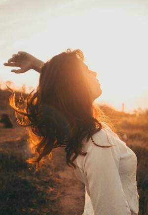 パリジェンヌの春スタイルは白シャツ＆ブラウスがあればいい