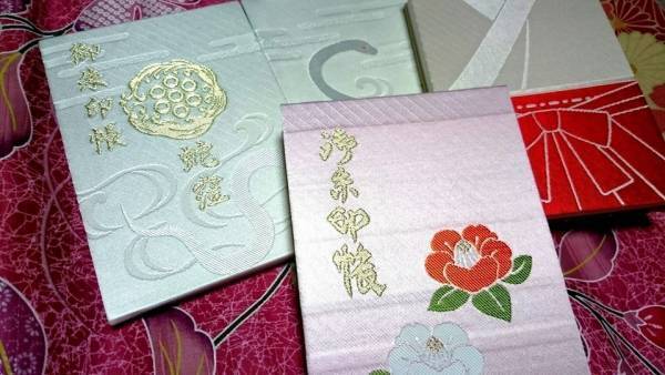 御朱印を集めて各地の神社を巡る「御朱印ガール」とは