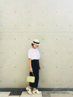 タイトスカートはロング丈。それだけで上品に仕上がります