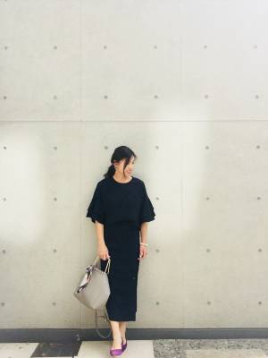 タイトスカートはロング丈。それだけで上品に仕上がります