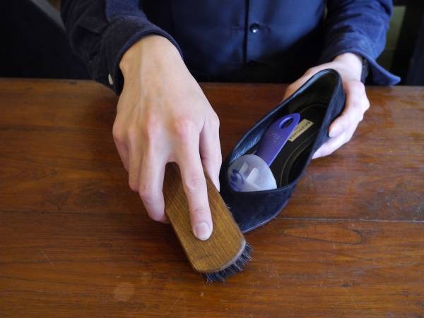 ヌバック靴のお手入れ方法。３ステップで簡単です