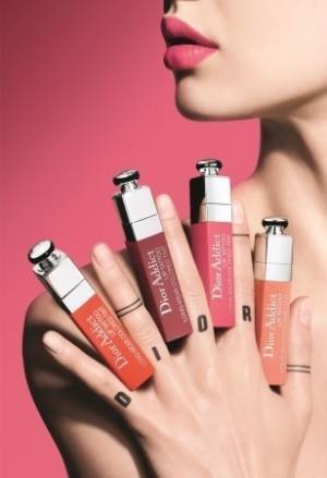 キスしても落ちないリップ ティントから限定色が登場