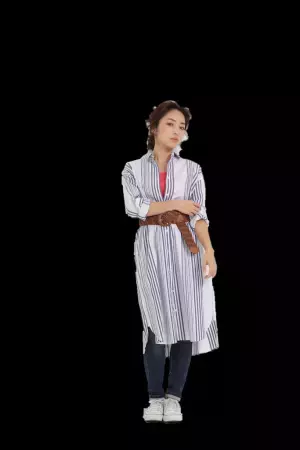 スニーカー×ジーンズの通勤コーデ