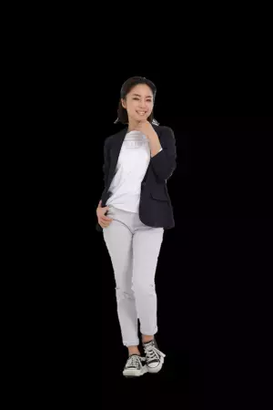 スニーカー×ジーンズの通勤コーデ