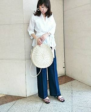 ViS着映え白シャツ×ワイドデニムで、きちんと感のあるコーデ