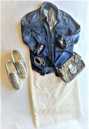 グリッターなスニーカーが大活躍。レーススカートとの甘辛コーデ