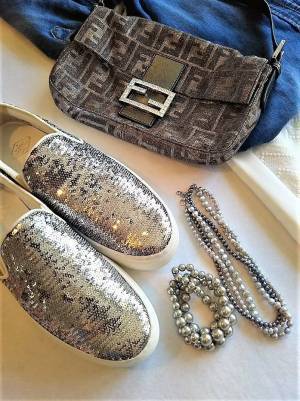 グリッターなスニーカーが大活躍。レーススカートとの甘辛コーデ