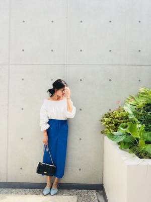 LOWRYS FARM青スカートと白ブラウスの大人コーデ
