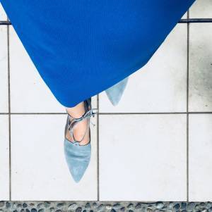 LOWRYS FARM青スカートと白ブラウスの大人コーデ