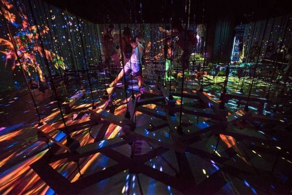 作品が自ら動き出す。森ビル×チームラボが「ボーダーレス」をテーマにした体験型巨大アート施設を開設