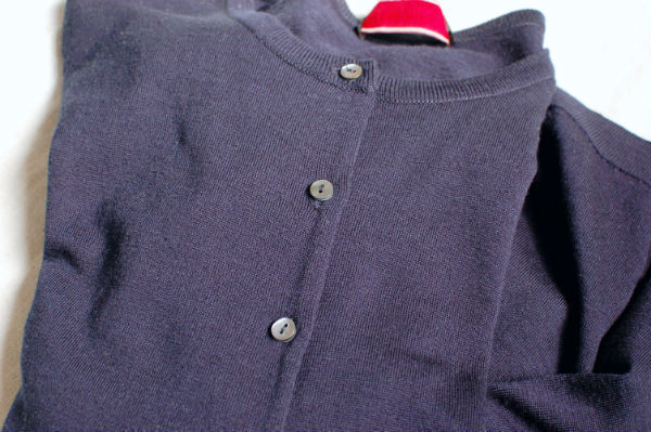 デニムでこなれ感を出したいときは、裾口に輪ゴムを入れてみる