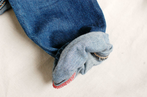 デニムでこなれ感を出したいときは、裾口に輪ゴムを入れてみる