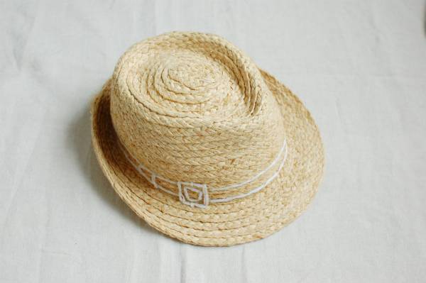 モノトーンコーデにスニーカーで抜け感を