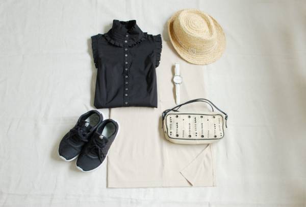 モノトーンコーデにスニーカーで抜け感を