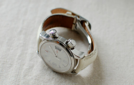 モノトーンコーデにスニーカーで抜け感を