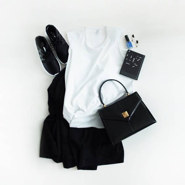 ハイテクスニーカーで締める。自由に歩けるモノクロコーデ