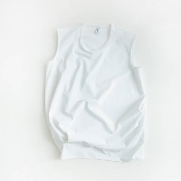 ハイテクスニーカーで締める。自由に歩けるモノクロコーデ