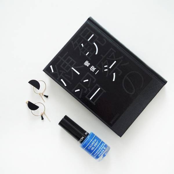 ハイテクスニーカーで締める。自由に歩けるモノクロコーデ