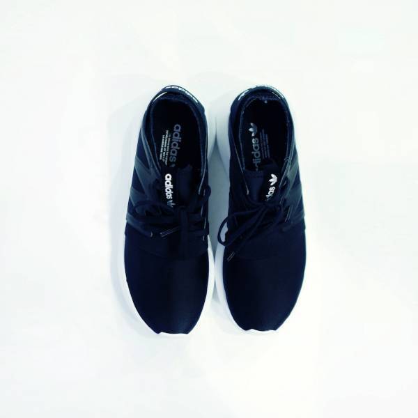 ハイテクスニーカーで締める。自由に歩けるモノクロコーデ