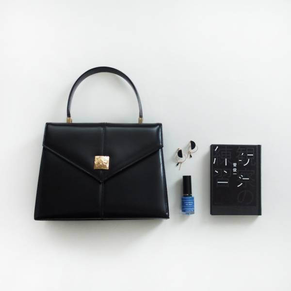 ハイテクスニーカーで締める。自由に歩けるモノクロコーデ