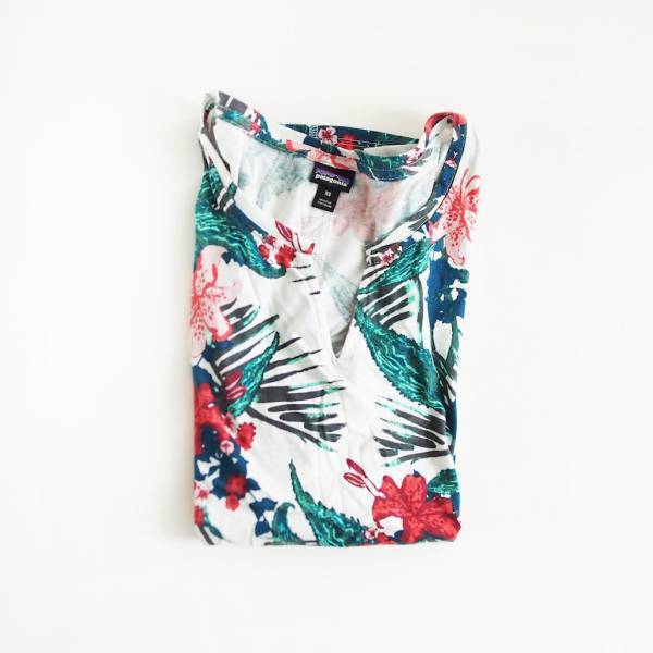 夏に心地よい素材。パタゴニアの華やかトップスがお気に入り