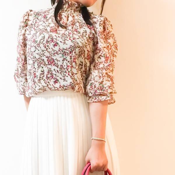 UNIQLOのシフォンプリーツスカートが優秀。白×赤のきれいめ夏コーデに