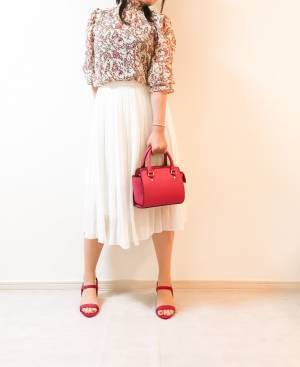 UNIQLOのシフォンプリーツスカートが優秀。白×赤のきれいめ夏コーデに