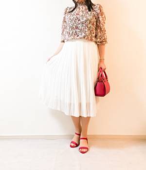 UNIQLOのシフォンプリーツスカートが優秀。白×赤のきれいめ夏コーデに