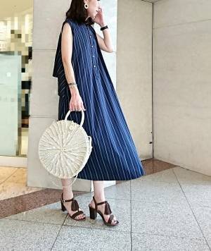 １枚で後ろ姿もキマる。主役級ノースリーブワンピース