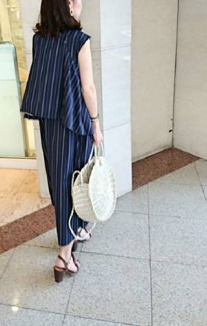 １枚で後ろ姿もキマる。主役級ノースリーブワンピース